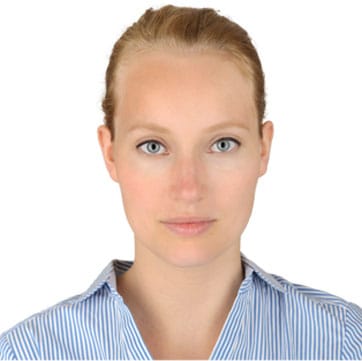 Photograph guideline example showing a correctly framed visa photo